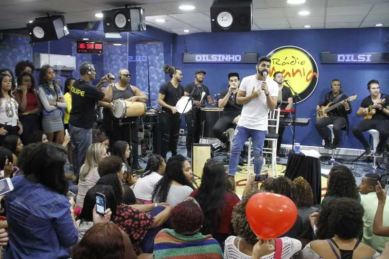 Cerca de 60 fãs conferiram o show ao vivo de Dilsinho ontem 