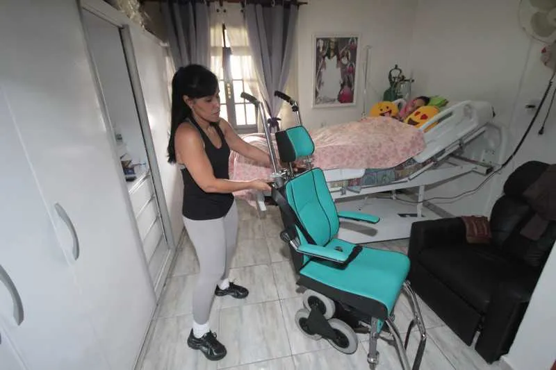 Dois empresários de São Gonçalo fizeram a doação da cadeira de rodas para a menina