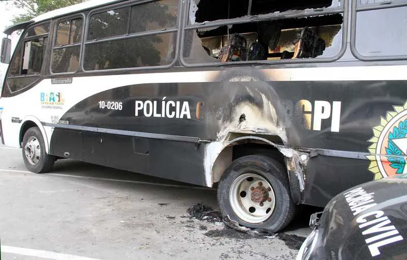 Micro-ônibus estacionado em frenteà delegacia do Centro ficou
parcialmente queimado