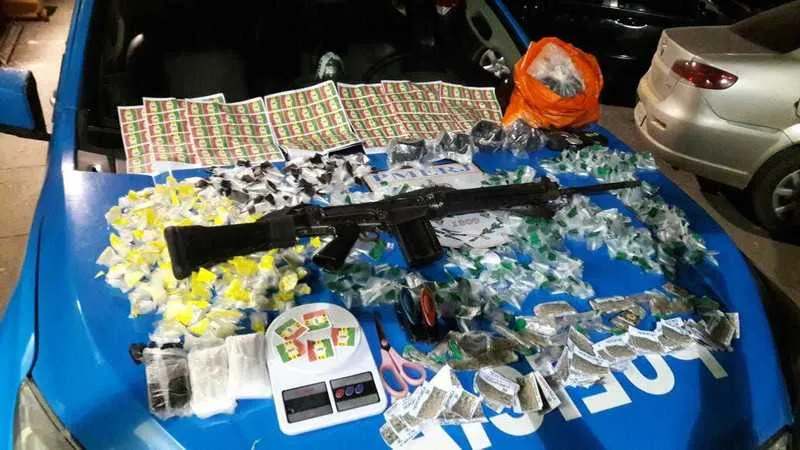 Agentes apreenderam fuzil, drogas e material para endolação