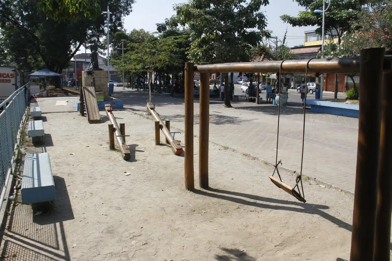 Vítima levou cerca de dez tiros na praça de Nova Cidade