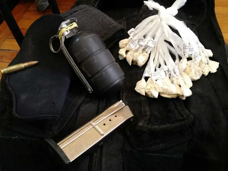Na ação para localizar o traficante ‘Rato’, PMs do 12º apreenderam granada, munições e drogas