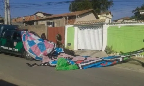 Após apreenssão dos balões, três pessoas foram detidas