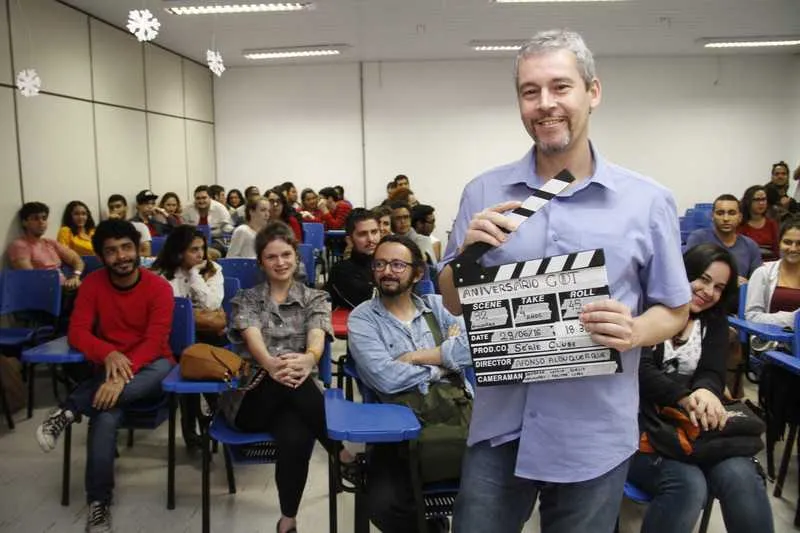 O professor Afonso Albuquerque idealizou o projeto, que comemorou quatro anos na última semana