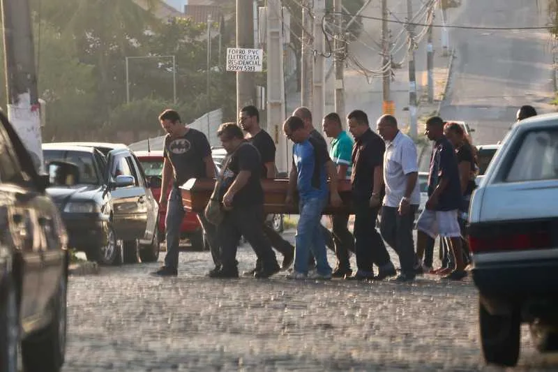 O corpo do açougueiro Anderson Ramos de Paiva, de 33 anos, foi sepultado na tarde de ontem, no Cemitério Municipal de Itaboraí