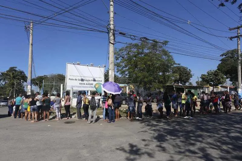 Na manhã de ontem, uma grande fila se formou no Polo de Qualificação Profissional de Vista Alegre pela procura por inscrições