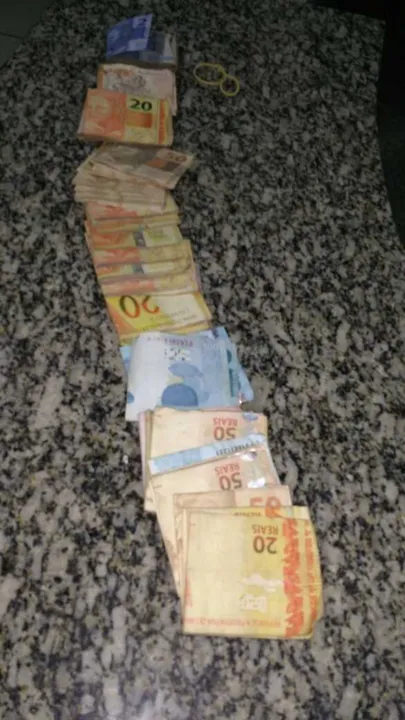  Além das drogas, R$4,5 mil foram apreendidos com jovem que tentou subornar policiais