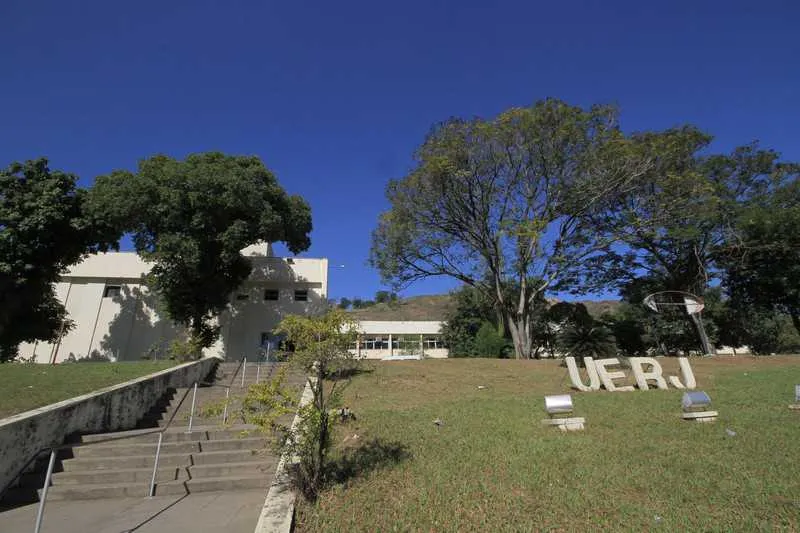 O campus da Faculdade de Formação de Professores, em São Gonçalo, foi limpo pela prefeitura