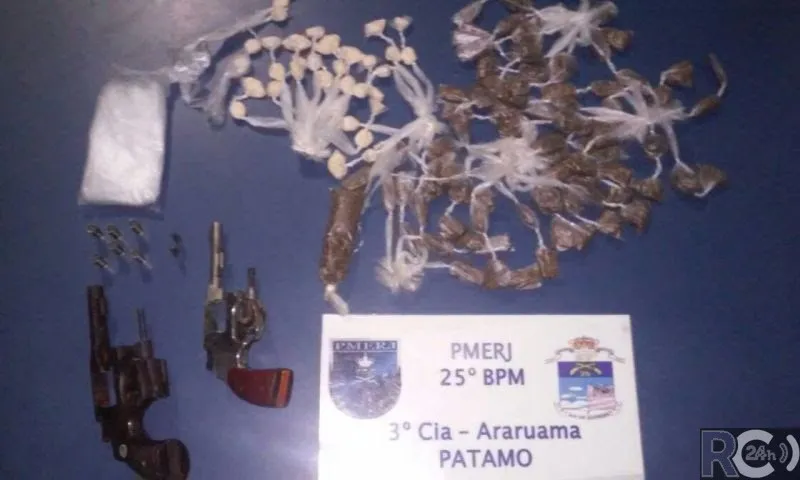 O homem foi encontrado com dois revólveres, calibres 22 e 32, e drogas - cocaína e maconha