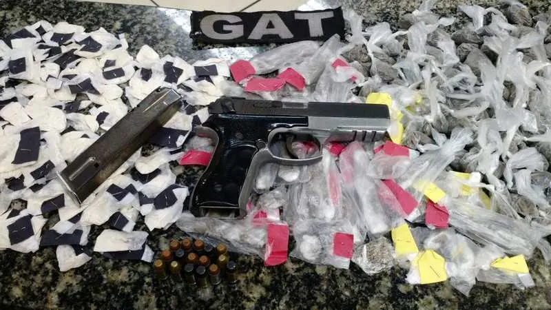 Em Unamar, foram encontrados 111 sacolés de cocaína, 186 tabletes de maconha e uma pistola