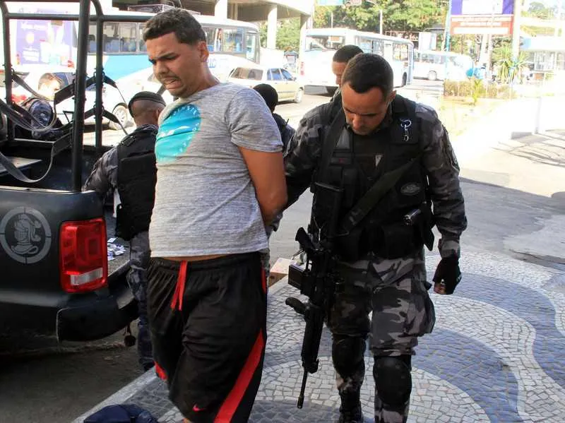 Douglas foi surpreendido com uma pistola, drogas e radinho