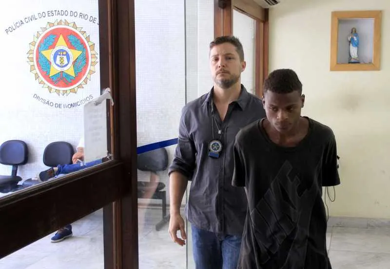 Menor foi baleado durante o tiroteio, enquanto Luiz Felipe acabou preso com pertences das vítimas