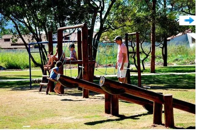 A obra preservou a vegetação local e o espaço foi planejado