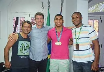 Baixinho com o prefeito André Granato e os dois lutadores treinados por ele, em visita à Prefeitura
