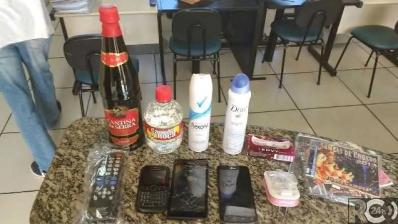  A mulher foi encontrada com sacola com celulares, vinho, Caninha da Roça e cílios postiços