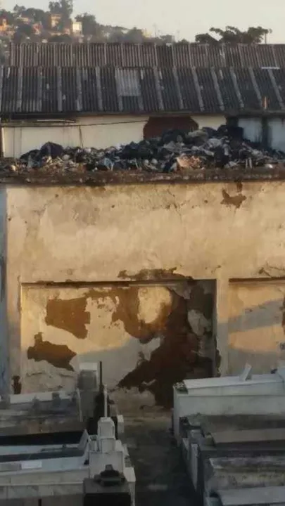 Ossadas foram colocadas em laje de galpão no cemitério