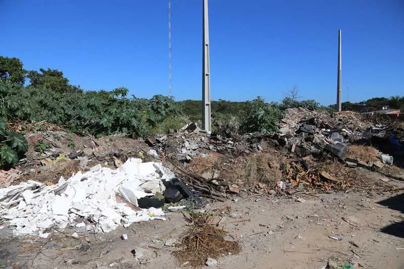  Vizinhança reclama da situação em que se encontra o terreno e está preocupada com inundações