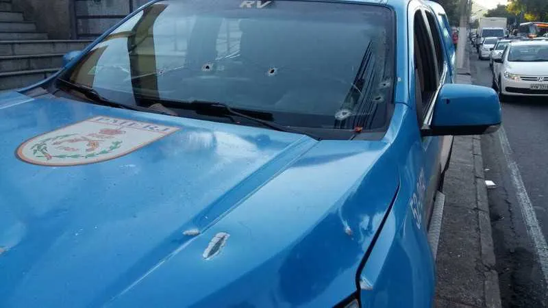 Além de atingirem a base policial, tiros perfuraram uma viatura que estava estacionada no local