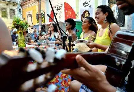 Imagem ilustrativa da imagem Rodas de samba se encontram na Praça Tiradentes