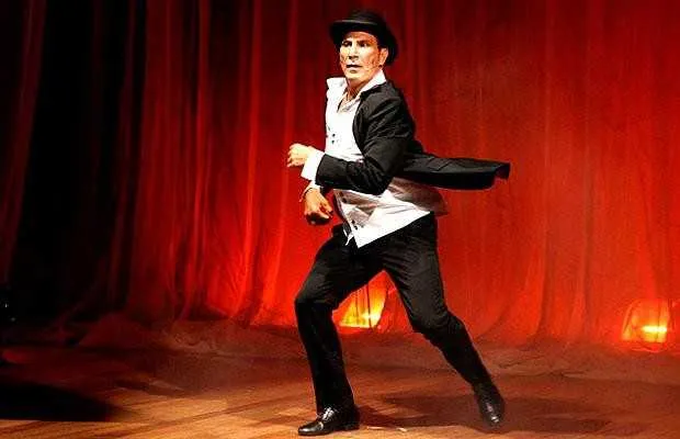 O ator global revive sozinho, em cena, 30 anos de carreira, revivendo personagens marcantes da TV
