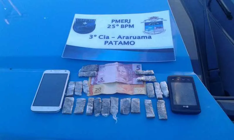 O jovem foi flagrado com vinte buchas de maconha, R$ 25, além de dois aparelhos celulares