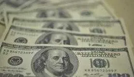 Imagem ilustrativa da imagem Dólar cai mais de 2% e volta a ficar abaixo de R$ 3,30