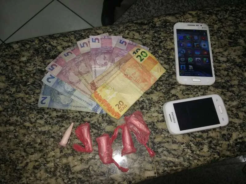 Dinheiro e as drogas apreendidos em uma das operações feitas pelos policiais militares