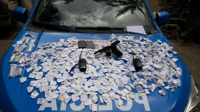 Na operação, agentes apreenderam pistola, radinho e drogas