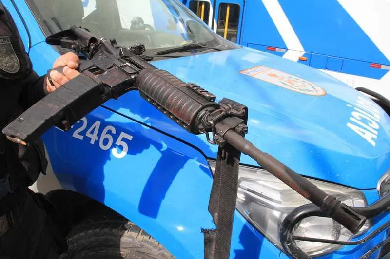 Segundo PMs, Do Mal (à esquerda) estava com um fuzil AR-15 e trocou tiros com os agentes