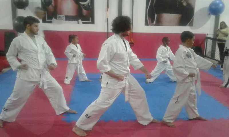 Sarah, de 7 anos, que começou os treinos há três meses, já faz aulas com o restante da turma