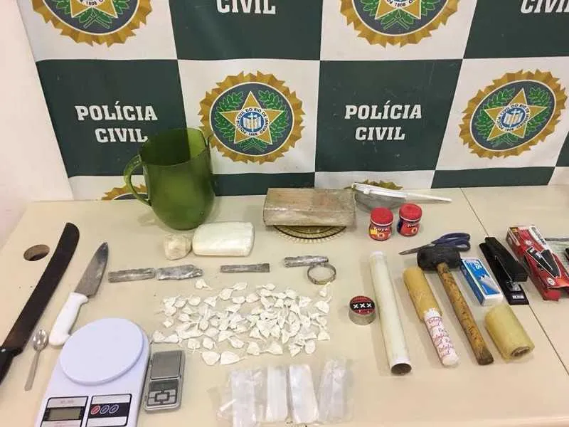  Os policiais da DCOD apreenderam grande quantidade de maconha, cocaína e balanças de precisão.