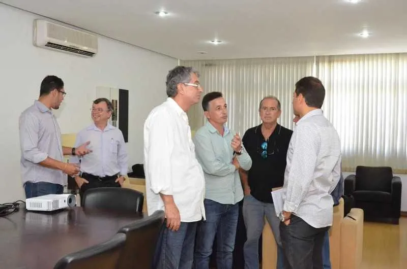 Prefeito Cláudio Chumbinho recebeu empresários em seu gabinete para tratar da instalação.