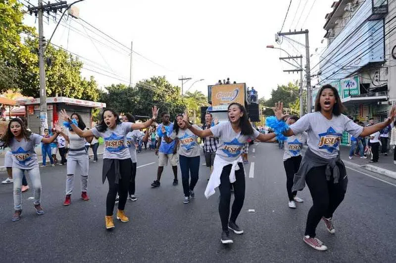 Um numeroso grupo de jovens fez toda a caminhada cantando louvores e chamando as pessoas.