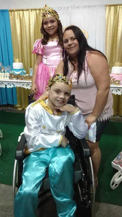Kaio e os familiares esbanjaram alegria durante a celebração.