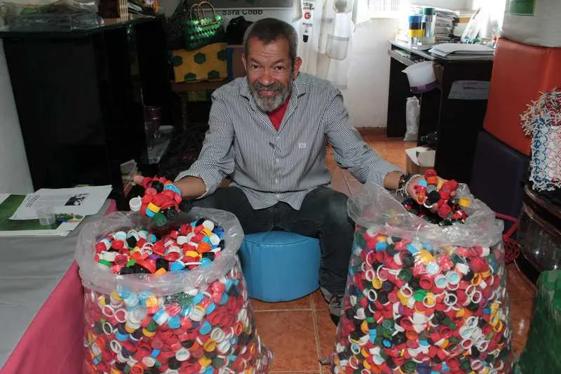  Davi Barbosa está confeccionado bolsas PET para os atletas.