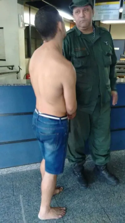  Segundo os guardas municipais, o suspeito foi encontrado perto da farmácia e não reagiu.

