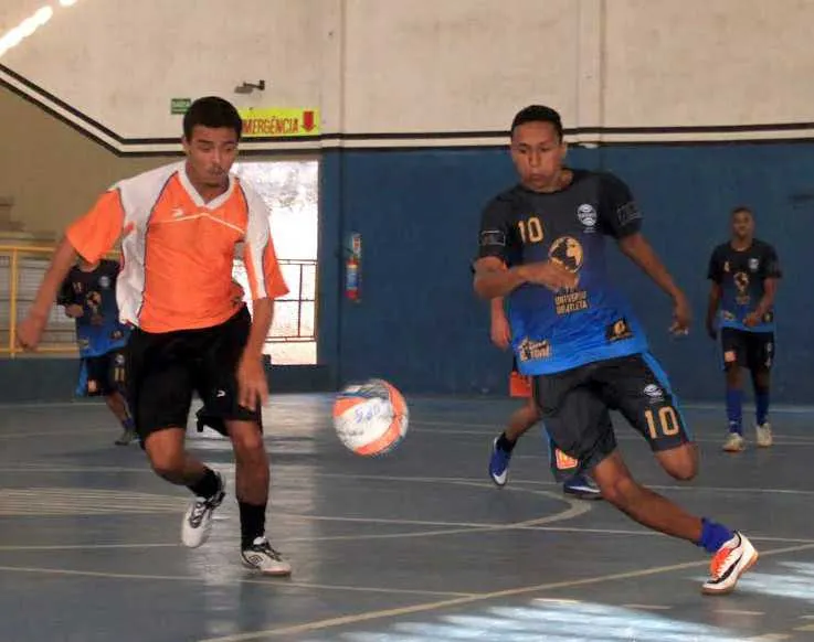 Alexandre foi o destaque da partida, marcando três gols.

