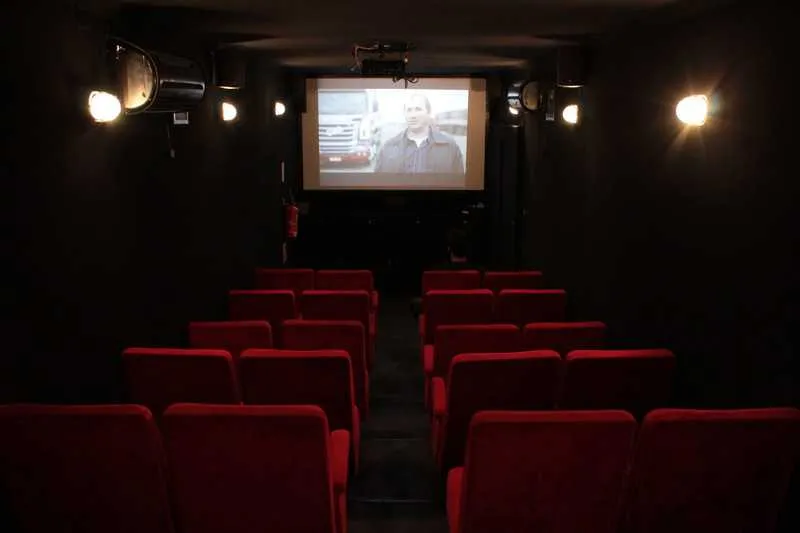 O ‘Caminhão Cinema’ transmite até 14 sessões por dia, oferecendo um ambiente climatizado