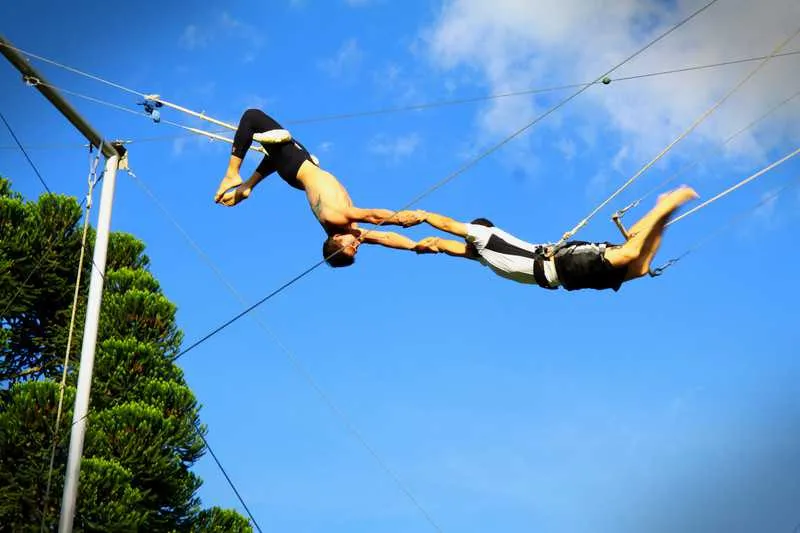 Entre as técnicas oferecidas estão as acrobacias aéreas, que desenvolvem força e flexibilidade
