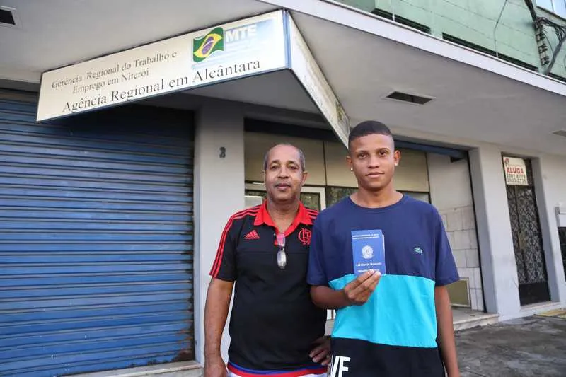  Cláudio Silva, 49, e João Victor Village, 17, esperaram por três meses para ter o documento nas mãos
