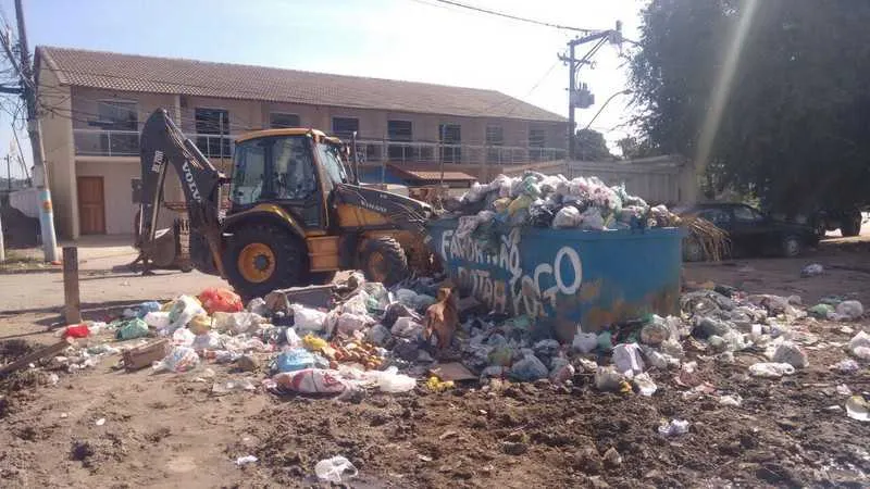  Além do serviço regular de coleta, a prefeitura disponibilizou máquinas para a retirada do lixo