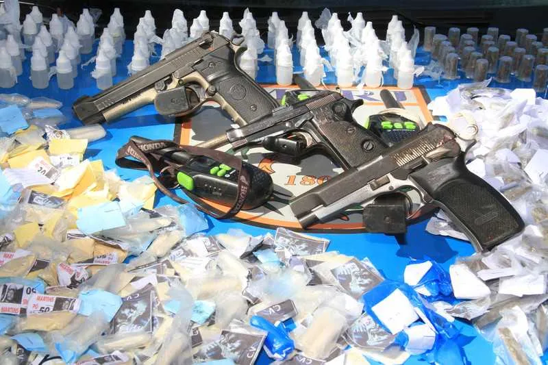Na ação, PMs apreenderam três pistolas, drogas e radinhos
