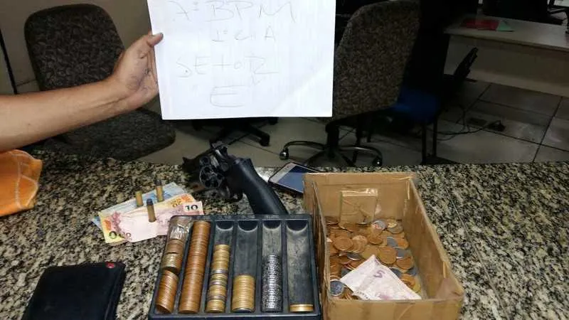 Com os suspeitos, PMs encontraram um revólver e o dinheiro roubado de um bar, no Colubandê