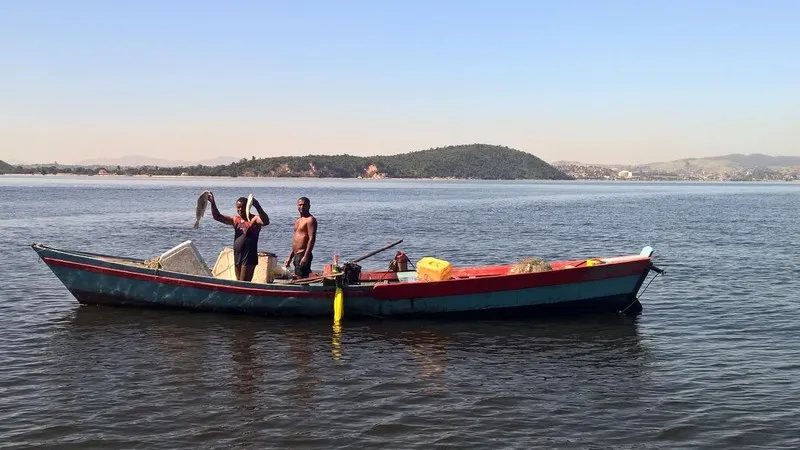 Secretários foram verificar como está a condição dos pescadores artesanais na Baía de Guanabara
