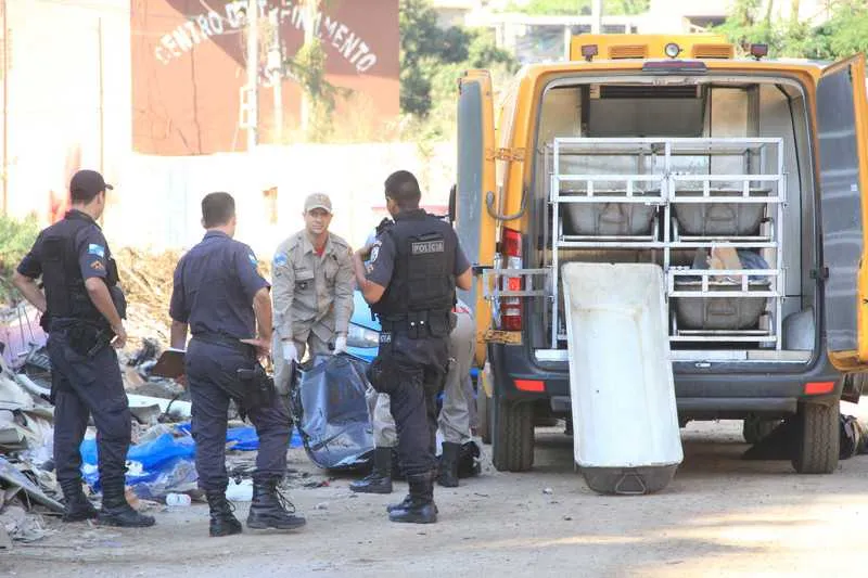 Vítima teve membros amarrados com fio e o corpo incendiado