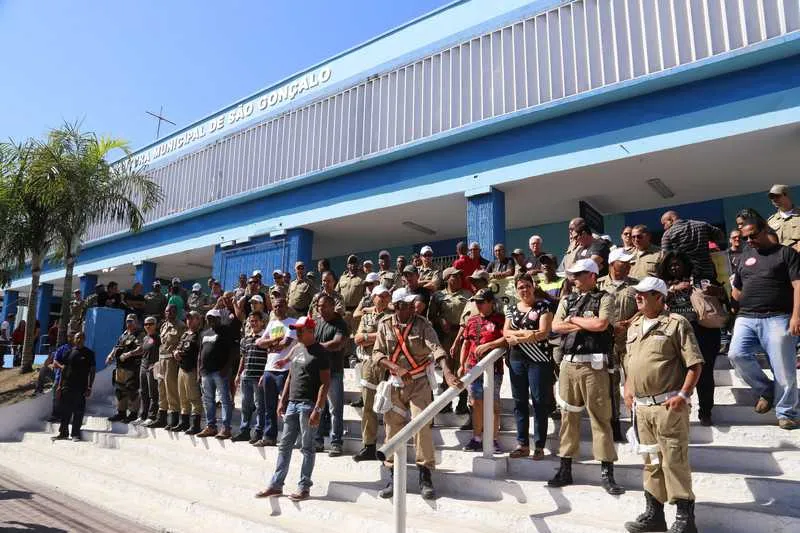 Guardas municipais protestaram por melhores condições de trabalho em frente a prefeitura