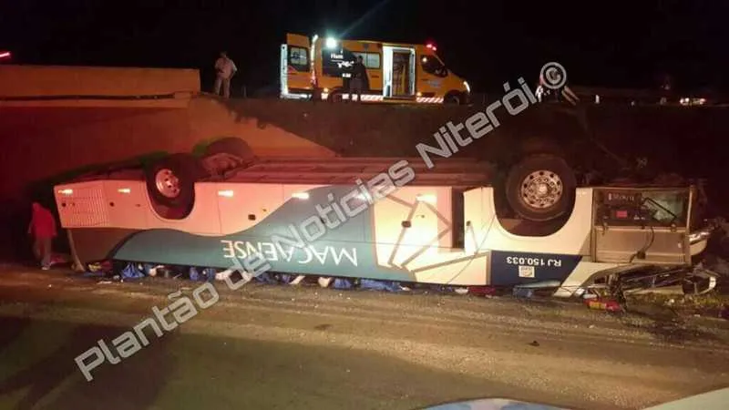 Imagem ilustrativa da imagem Acidente envolvendo um ônibus e uma carreta deixa 20 feridos na BR-101