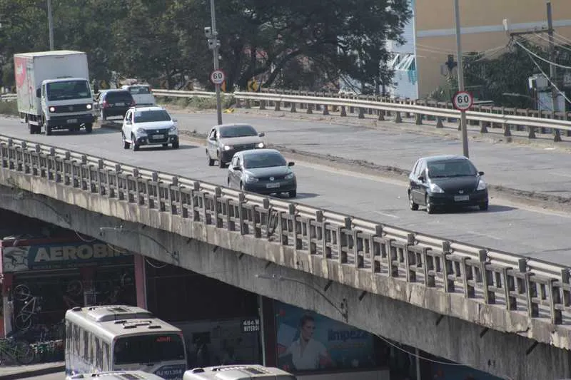 Imagem ilustrativa da imagem Quase 15 mil motoristas são multados por não ligar farol baixo de dia.