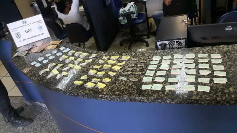 As drogas foram apreendidas pelos policiais militares com um homem em Vila do Ar, Cabo Frio