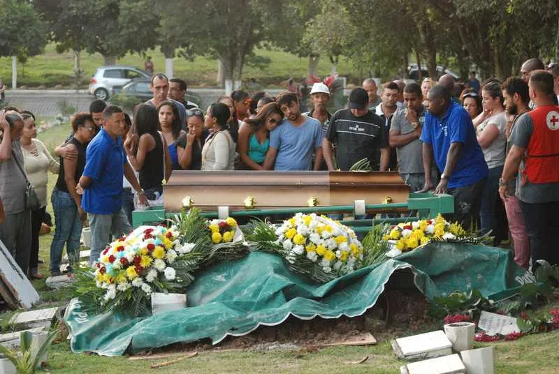  Cerca de 150 pessoas estiveram no enterro na tarde de ontem
